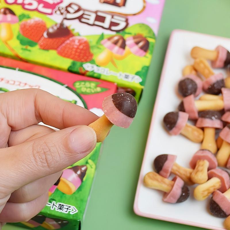 日本进口零食明治Meii儿童可爱蘑菇山竹笋巧克力饼干草莓味盒装